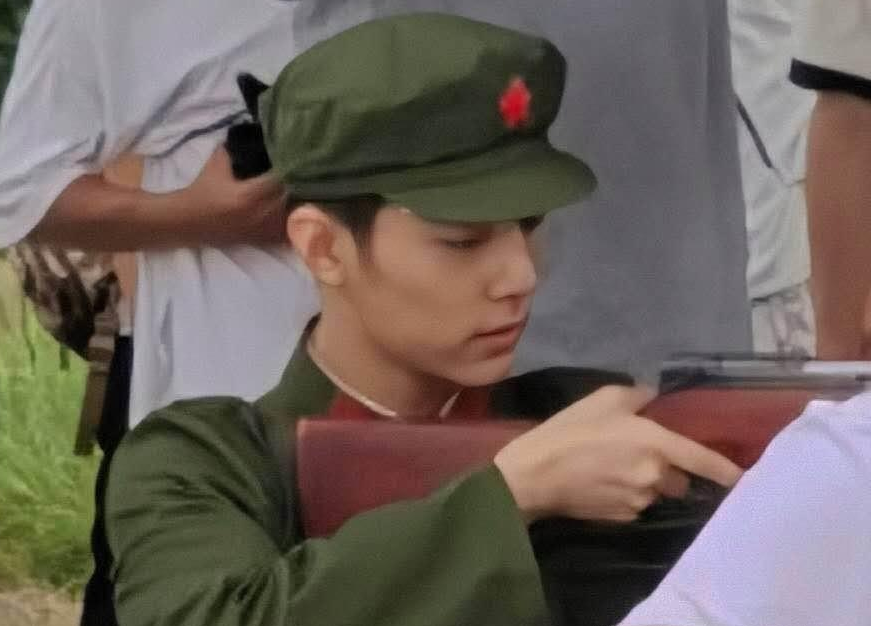 肖战|肖战为视协专委会贺电，相同背景感觉不同，入戏《王牌》眼神太正