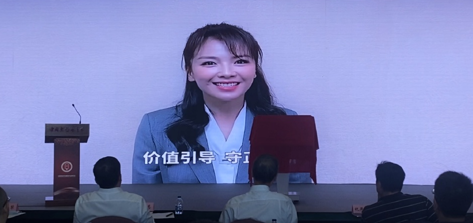 肖战|肖战为视协专委会贺电，相同背景感觉不同，入戏《王牌》眼神太正