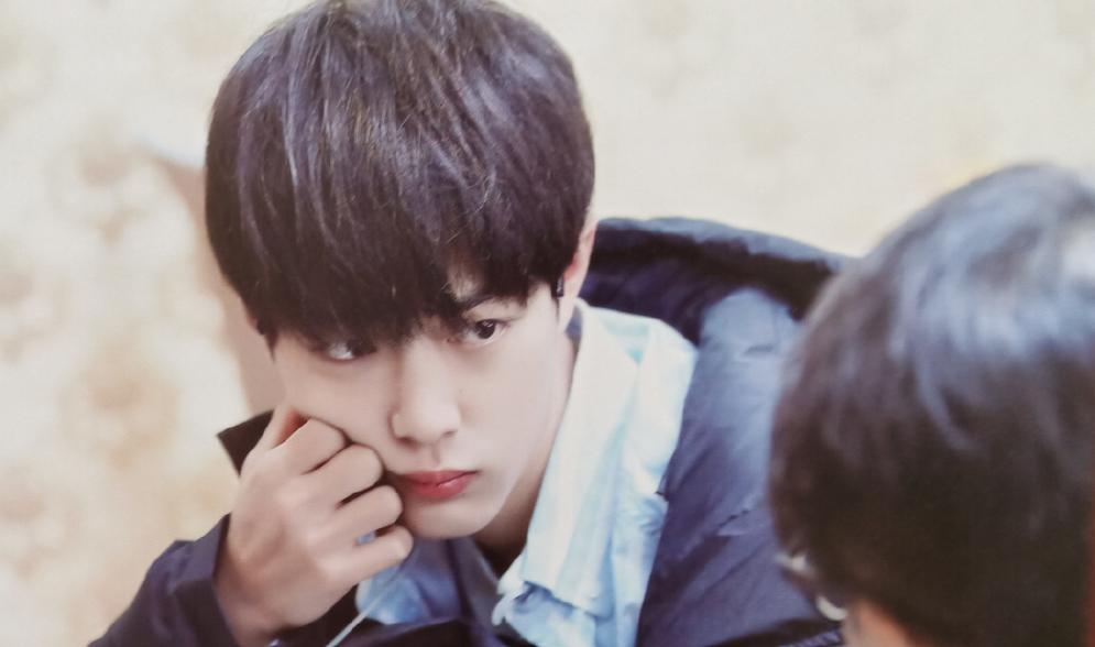 肖战|肖战为视协专委会贺电，相同背景感觉不同，入戏《王牌》眼神太正