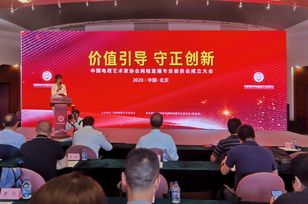 肖战|肖战为视协专委会贺电，相同背景感觉不同，入戏《王牌》眼神太正