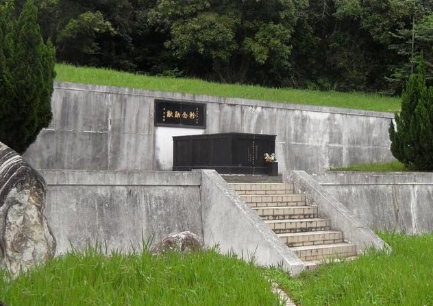 台湾孙立人墓地:棺椁至今未入土,生前被软禁33年,遗愿葬回大陆_腾讯