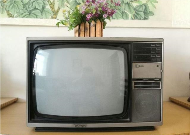 这台电视机,是1985年9月23日,凭侨汇卷在宁夏华侨友谊商场购买的松下