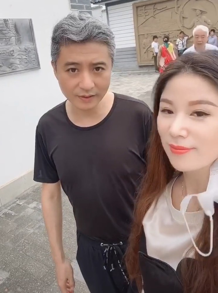 45岁周炜近照曝光双鬓白发老态岁月磨痕下与老婆同框似父女
