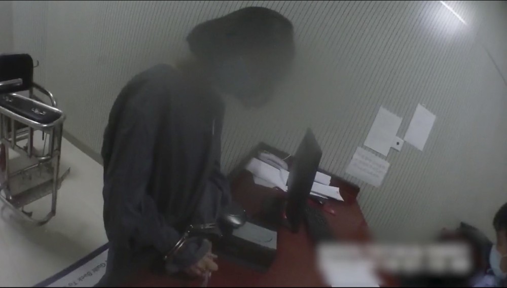 人民警察|抡起椅子砸玻璃，大兴一女子大闹派出所被刑拘