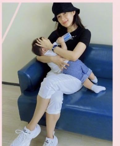 章子怡|章子怡抱儿子阳台看风景，小家伙手拿磨牙棒，喝奶翘腿超活泼