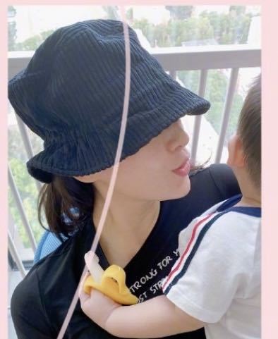 章子怡|章子怡抱儿子阳台看风景，小家伙手拿磨牙棒，喝奶翘腿超活泼