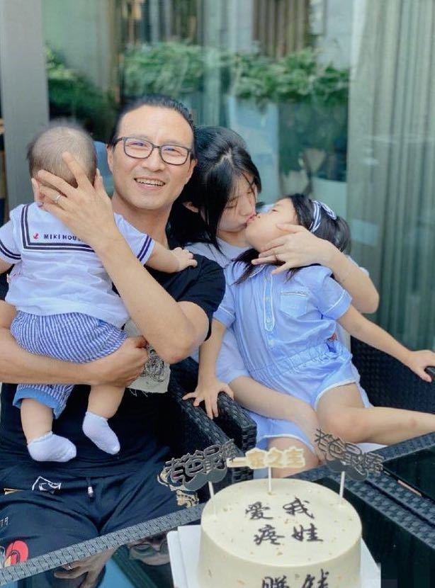 章子怡|章子怡抱儿子阳台看风景，小家伙手拿磨牙棒，喝奶翘腿超活泼