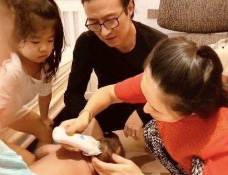 章子怡|章子怡抱儿子阳台看风景，小家伙手拿磨牙棒，喝奶翘腿超活泼