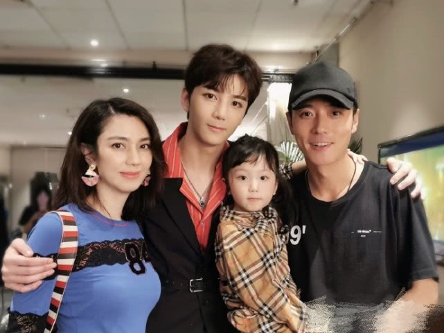 张丹峰|洪欣获女儿送花献吻，晒经典美照疑表白张丹峰：懂我心思知我苦楚