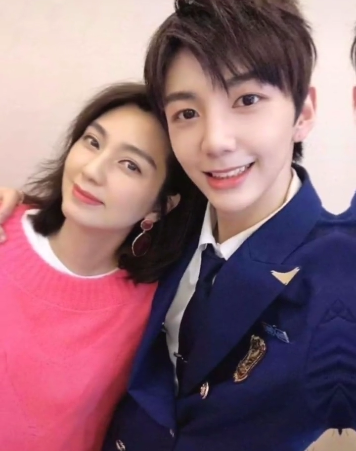 张丹峰|洪欣获女儿送花献吻，晒经典美照疑表白张丹峰：懂我心思知我苦楚