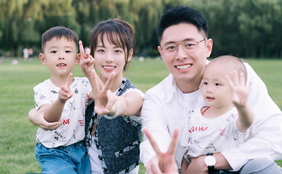 张嘉倪|张嘉倪与董璇合影生图曝光，肤色对比尴尬，小8岁毫无年龄优势
