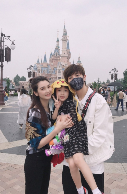 张丹峰|洪欣获女儿送花献吻，晒经典美照疑表白张丹峰：懂我心思知我苦楚