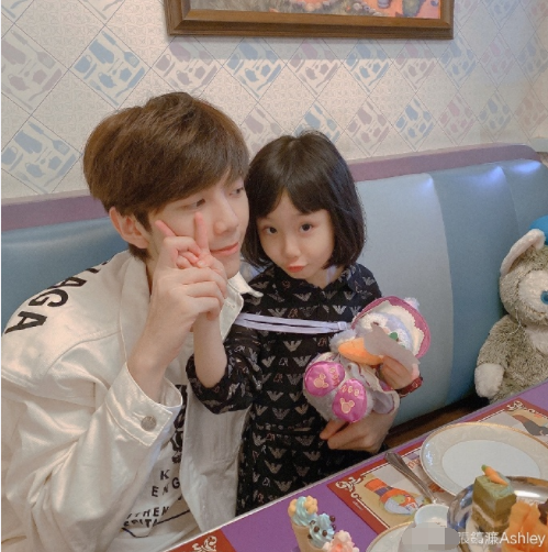 张丹峰|洪欣获女儿送花献吻，晒经典美照疑表白张丹峰：懂我心思知我苦楚