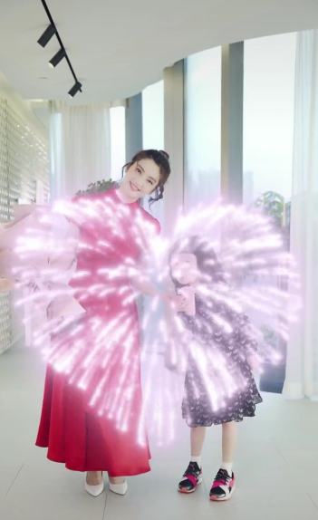 张丹峰|洪欣获女儿送花献吻，晒经典美照疑表白张丹峰：懂我心思知我苦楚