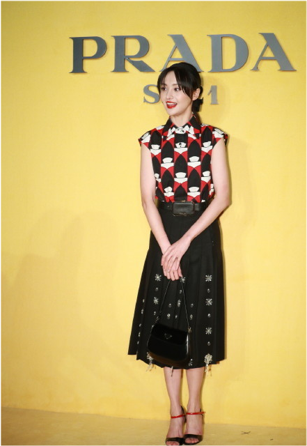 郑爽|郑爽现身Prada大秀，复古连衣裙艳压众女星，生图惊艳一洗颓势