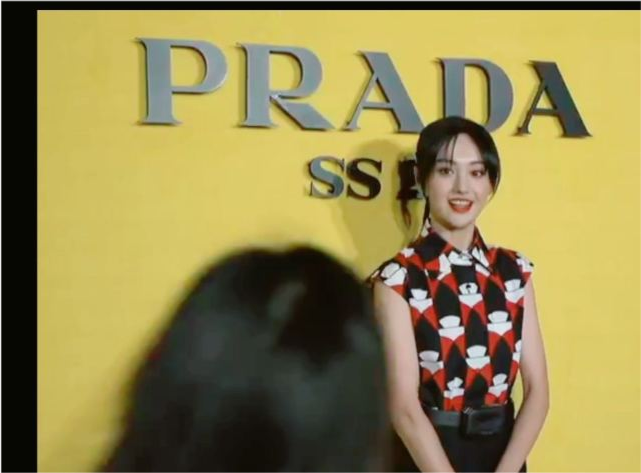 郑爽|郑爽现身Prada大秀，复古连衣裙艳压众女星，生图惊艳一洗颓势