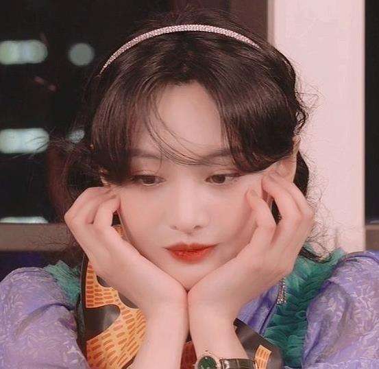 郑爽|郑爽现身Prada大秀，复古连衣裙艳压众女星，生图惊艳一洗颓势