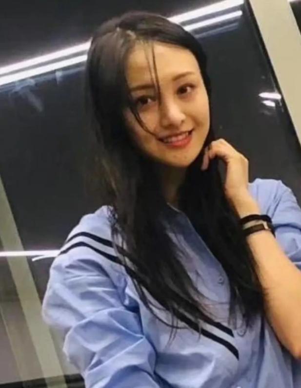 郑爽|郑爽现身Prada大秀，复古连衣裙艳压众女星，生图惊艳一洗颓势