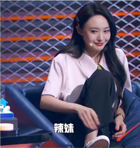 郑爽|郑爽现身Prada大秀，复古连衣裙艳压众女星，生图惊艳一洗颓势