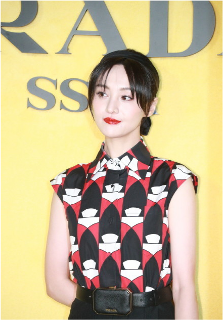 郑爽|郑爽现身Prada大秀，复古连衣裙艳压众女星，生图惊艳一洗颓势