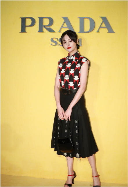 郑爽|郑爽现身Prada大秀，复古连衣裙艳压众女星，生图惊艳一洗颓势