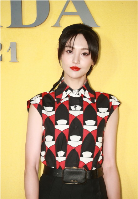 郑爽|郑爽现身Prada大秀，复古连衣裙艳压众女星，生图惊艳一洗颓势