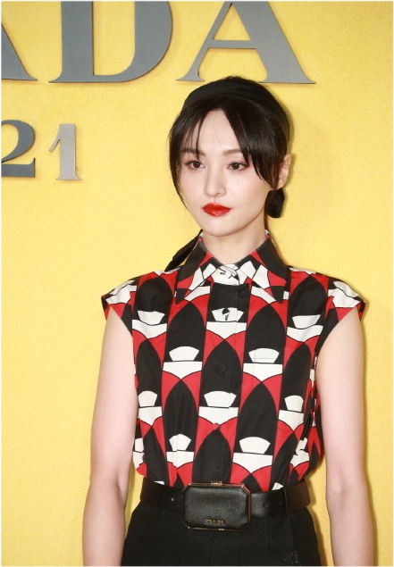 郑爽|郑爽现身Prada大秀，复古连衣裙艳压众女星，生图惊艳一洗颓势