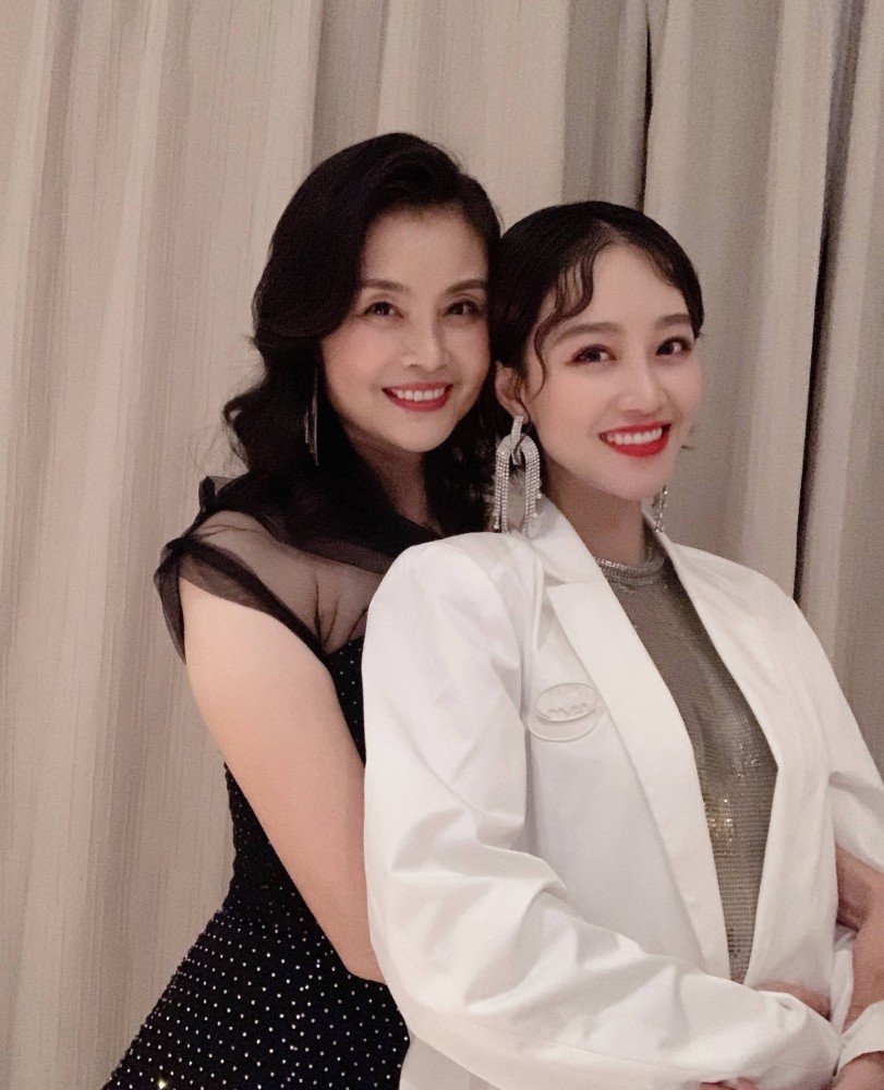 蓝盈莹|蓝盈莹晒与母亲同框照，被妈妈颜值状态惊艳，真的不是姐妹吗？