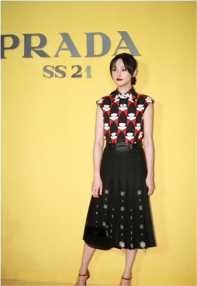 郑爽|郑爽现身Prada大秀，复古连衣裙艳压众女星，生图惊艳一洗颓势