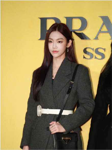 郑爽|郑爽现身Prada大秀，复古连衣裙艳压众女星，生图惊艳一洗颓势