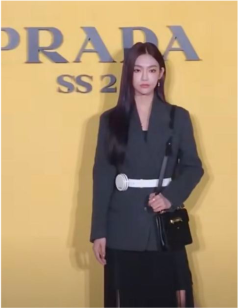 郑爽|郑爽现身Prada大秀，复古连衣裙艳压众女星，生图惊艳一洗颓势