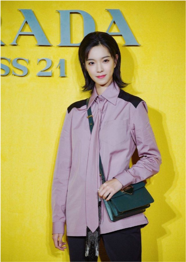 郑爽|郑爽现身Prada大秀，复古连衣裙艳压众女星，生图惊艳一洗颓势