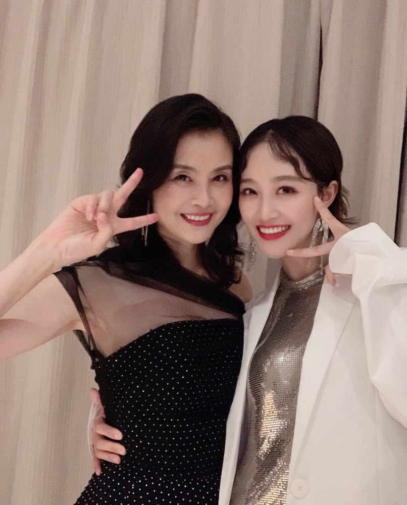 蓝盈莹|蓝盈莹晒与母亲同框照，被妈妈颜值状态惊艳，真的不是姐妹吗？