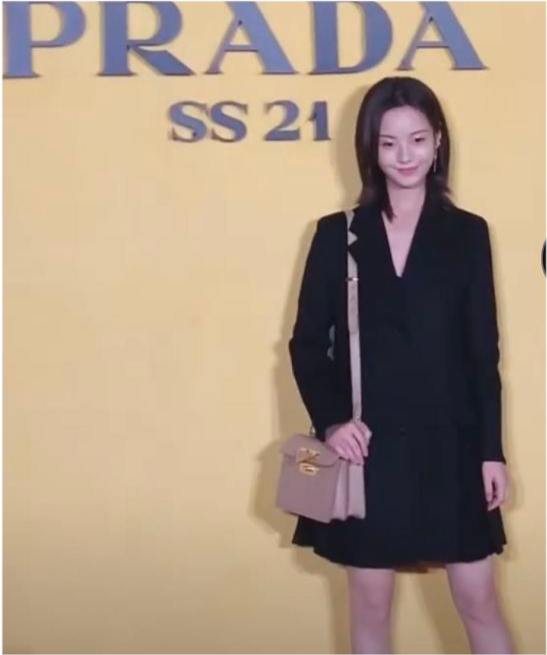 郑爽|郑爽现身Prada大秀，复古连衣裙艳压众女星，生图惊艳一洗颓势