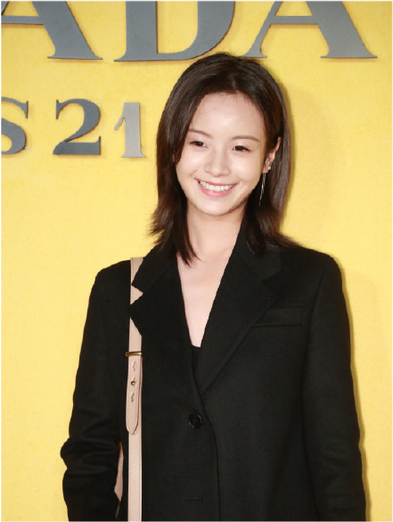 郑爽|郑爽现身Prada大秀，复古连衣裙艳压众女星，生图惊艳一洗颓势