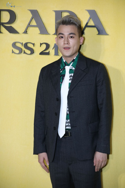 郑爽|郑爽现身Prada大秀，复古连衣裙艳压众女星，生图惊艳一洗颓势