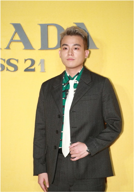 郑爽|郑爽现身Prada大秀，复古连衣裙艳压众女星，生图惊艳一洗颓势