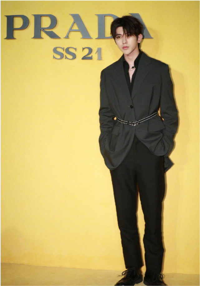 郑爽|郑爽现身Prada大秀，复古连衣裙艳压众女星，生图惊艳一洗颓势