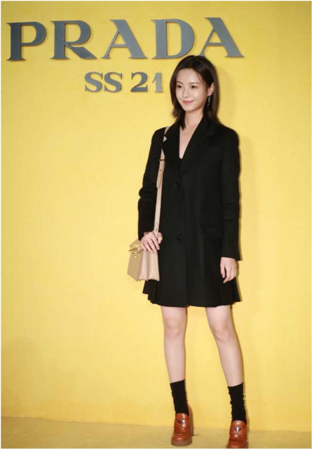 郑爽|郑爽现身Prada大秀，复古连衣裙艳压众女星，生图惊艳一洗颓势