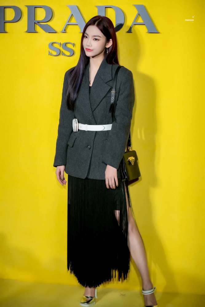 郑爽|郑爽现身Prada大秀，复古连衣裙艳压众女星，生图惊艳一洗颓势