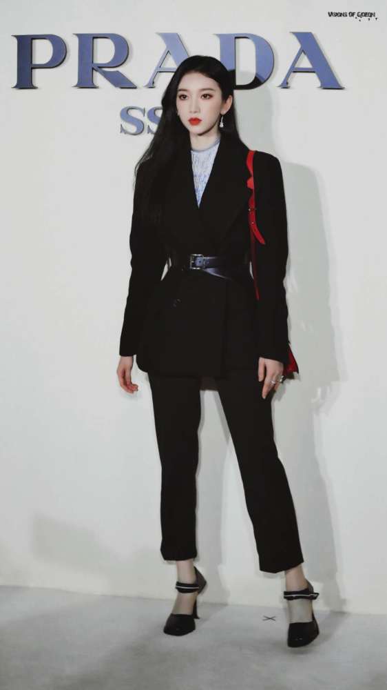 郑爽|郑爽现身Prada大秀，复古连衣裙艳压众女星，生图惊艳一洗颓势