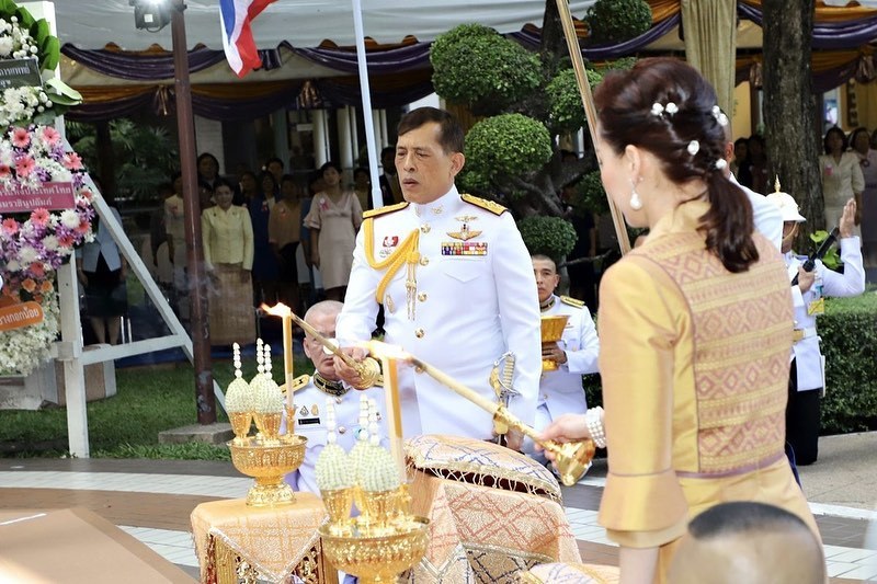 诗妮娜|诗妮娜复宠后泰王夫妇首同框，苏提达为夺回夫心换少女发型，穿粉色裙惹人爱