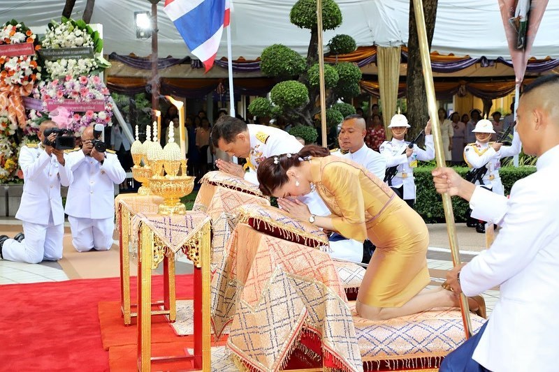 诗妮娜|诗妮娜复宠后泰王夫妇首同框，苏提达为夺回夫心换少女发型，穿粉色裙惹人爱