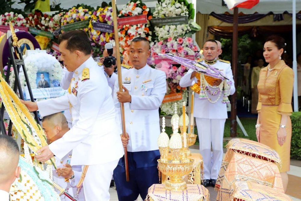 诗妮娜|诗妮娜复宠后泰王夫妇首同框，苏提达为夺回夫心换少女发型，穿粉色裙惹人爱