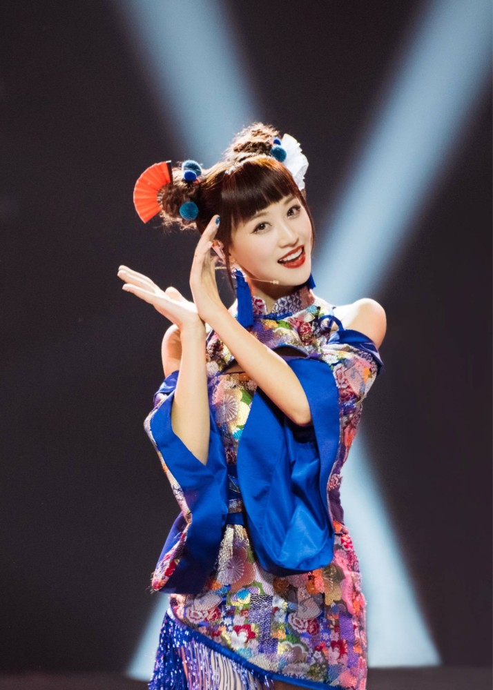 蓝盈莹|蓝盈莹晒与母亲同框照，被妈妈颜值状态惊艳，真的不是姐妹吗？