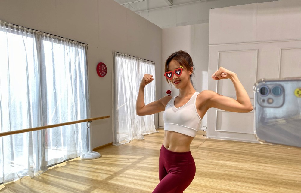 蓝盈莹|蓝盈莹晒与母亲同框照，被妈妈颜值状态惊艳，真的不是姐妹吗？