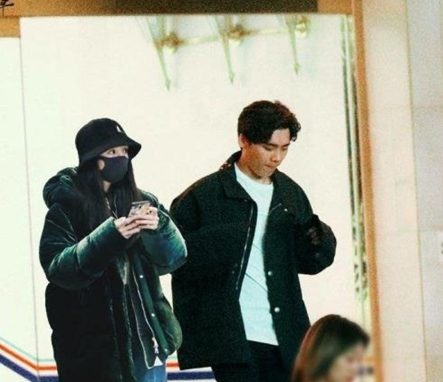 杨幂|杨幂新剧杀青与陈伟霆互动有爱，曾被港媒曝与谢霆锋结婚？王菲大怒4字回应