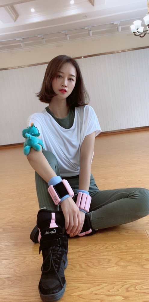 蓝盈莹|蓝盈莹晒与母亲同框照，被妈妈颜值状态惊艳，真的不是姐妹吗？