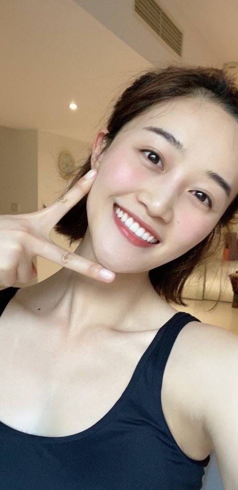 蓝盈莹|蓝盈莹晒与母亲同框照，被妈妈颜值状态惊艳，真的不是姐妹吗？