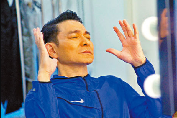 刘德华|59岁刘德华宣传新剧，皮肤紧致发型帅气，化妆间凹造型不输小鲜肉